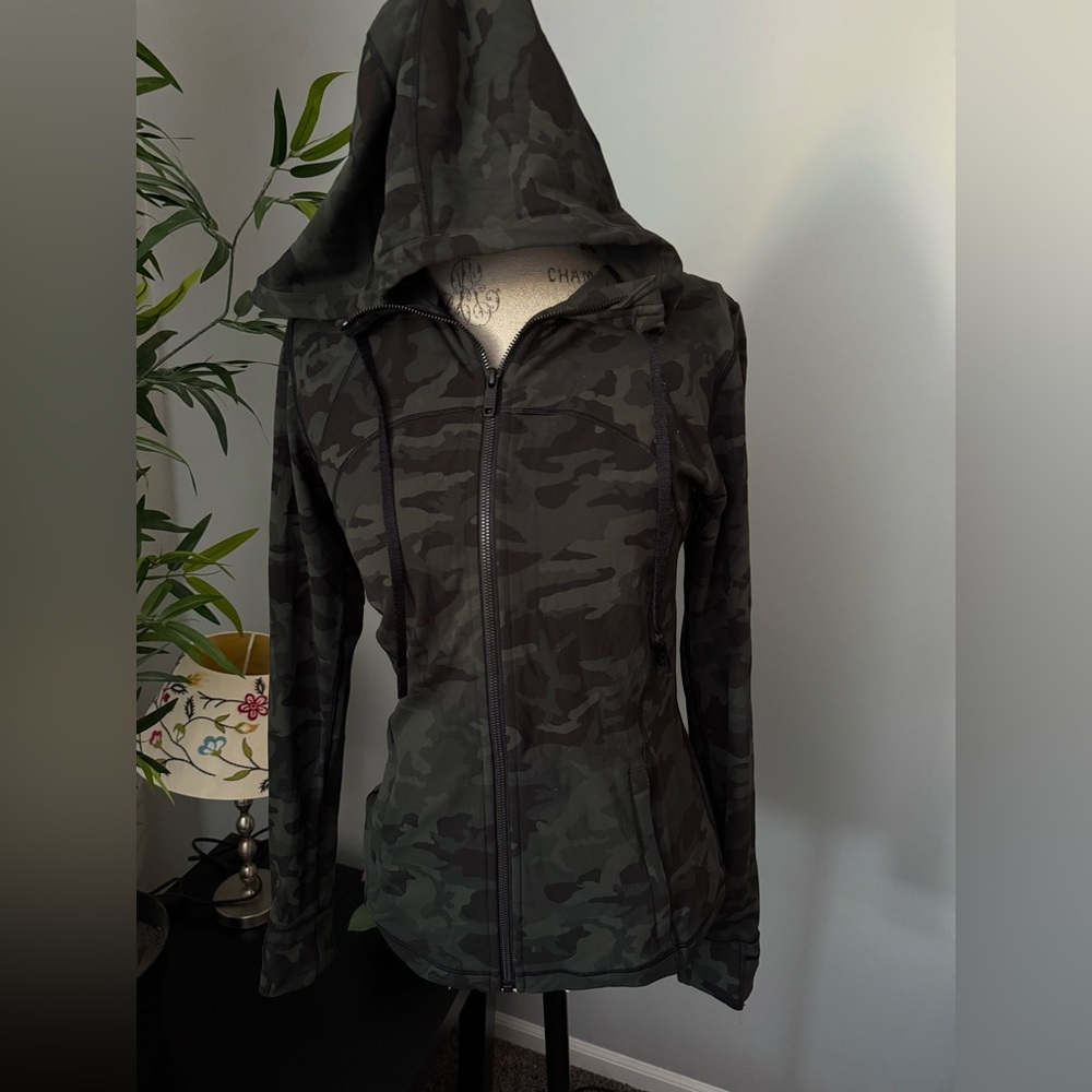 Lululemon Define Jacket Size 8 women green camouflage Full Zip Women